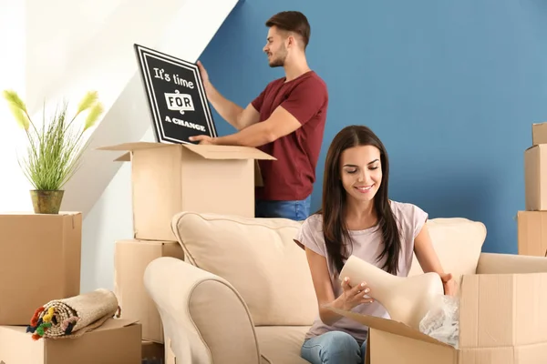 Young Couple Unpacking Moving Boxes New Home — Stock Photo, Image