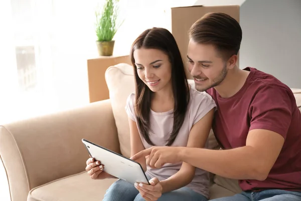 Young Happy Couple Tablet Sofa New Home — Stock Photo, Image