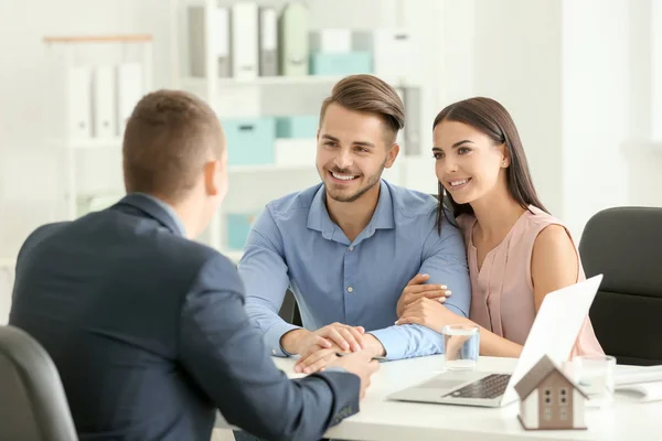 Agente Imobiliário Que Trabalha Com Clientes Escritório — Fotografia de Stock