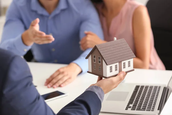 Immobilienmakler Zeigt Klienten Büro Das Hausmodell — Stockfoto