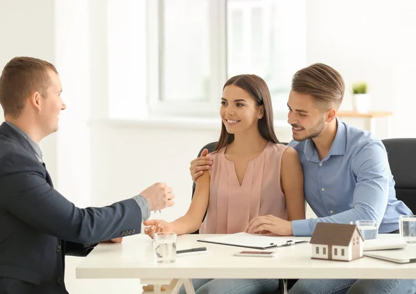 Real Estate Agent Giving Key New House Young Couple Office — Stock Photo, Image