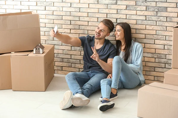 Young Happy Couple Taking Selfie Moving Boxes New Home — Stock Photo, Image