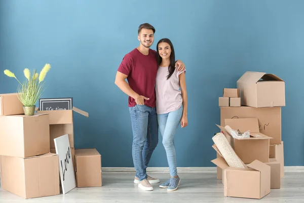 年轻夫妇与搬箱子在新的家 — 图库照片