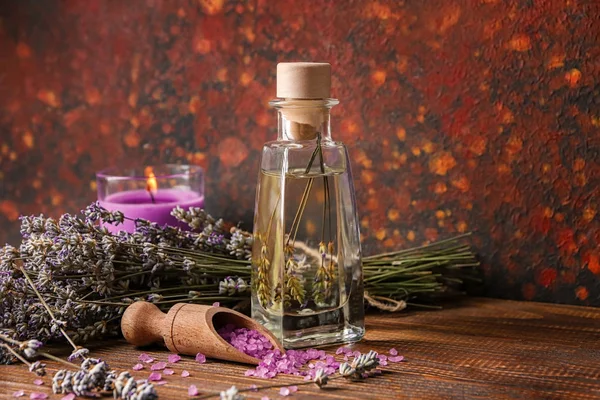 Fles Van Lavendel Etherische Olie Schep Met Zeezout Tafel — Stockfoto