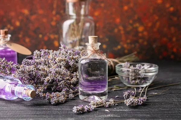 Flessen Van Etherische Olie Met Lavendel Houten Tafel — Stockfoto