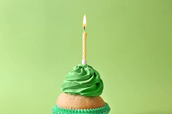 Heerlijke Verjaardag Cupcake Met Het Branden Van Kaars Kleur Achtergrond — Stockfoto