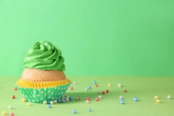 Délicieux Cupcake Anniversaire Avec Saupoudrer Sur Fond Couleur — Photo