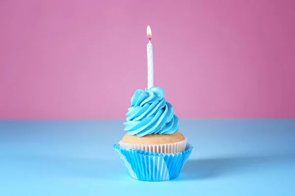 Delicioso Cupcake Aniversário Com Vela Acesa Fundo Cor — Fotografia de Stock