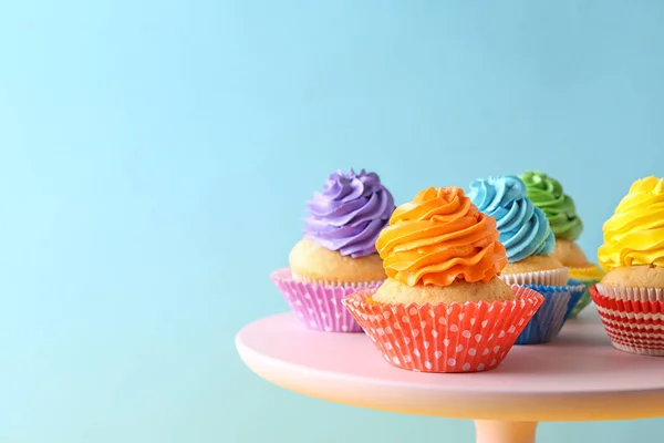 Νόστιμα Γενέθλια Cupcakes Για Σταθεί Εναντίον Χρώμα Φόντου — Φωτογραφία Αρχείου