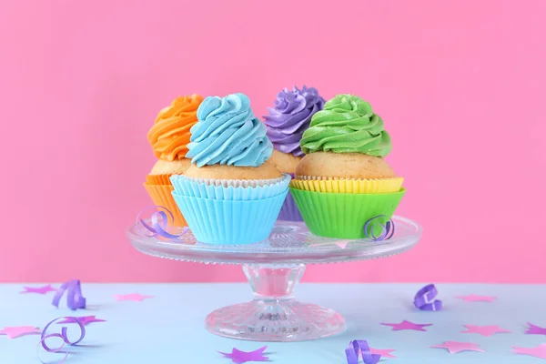 Deliciosos Cupcakes Aniversário Contra Fundo Cor — Fotografia de Stock