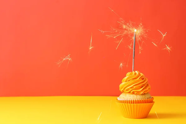 Delicioso Cupcake Cumpleaños Con Espumoso Fondo Color —  Fotos de Stock