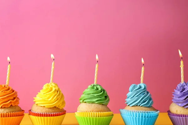 Deliciosos Cupcakes Cumpleaños Con Velas Encendidas Fondo Color — Foto de Stock