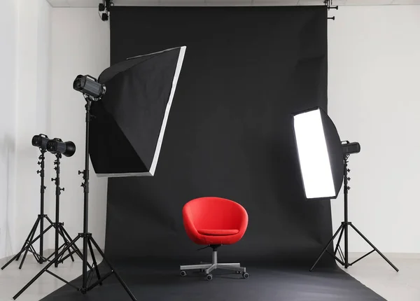 Interior Estúdio Fotografia Moderna Com Cadeira Equipamento Profissional — Fotografia de Stock