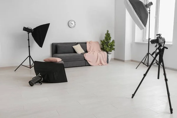 Interieur Eines Modernen Fotostudios Mit Sofa Und Professioneller Ausstattung — Stockfoto