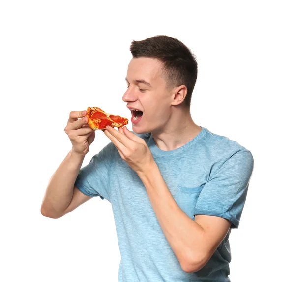 白い背景の上のおいしいピザの若い男性が食べてスライス — ストック写真