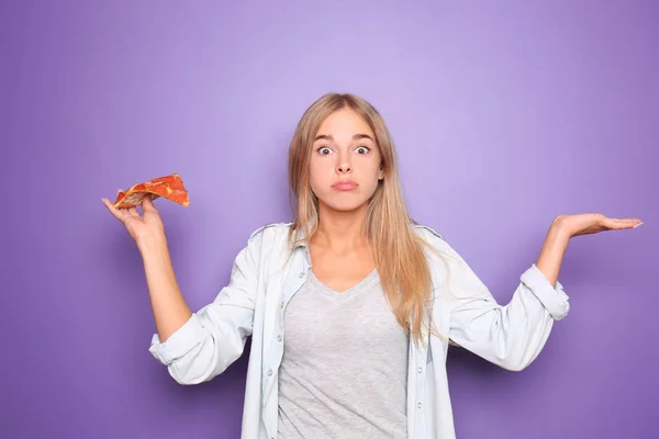 Эмоциональная Женщина Кусочком Вкусной Пиццы Цветном Фоне — стоковое фото