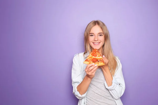 Young Woman Eating Slice Delicious Pizza Color Background — Stock Photo, Image