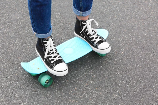 Hipster Fille Équitation Planche Roulettes Plein Air — Photo