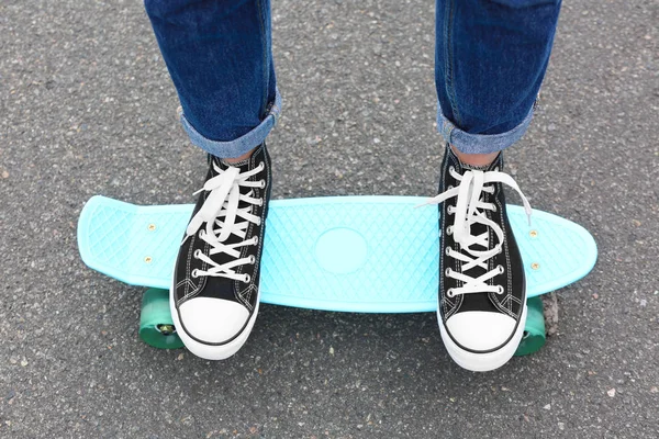 流行に敏感な女の子乗って屋外スケート ボード — ストック写真