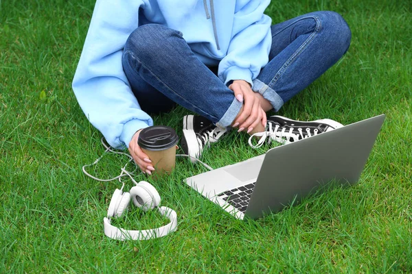 Jonge Vrouw Met Laptop Rustend Groene Gras Park — Stockfoto