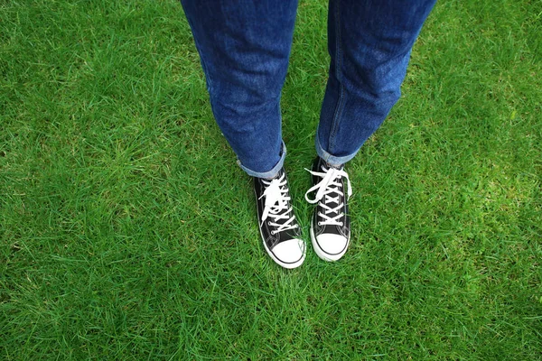 Ноги Молодой Женщины Стоящей Зеленой Траве Парке — стоковое фото