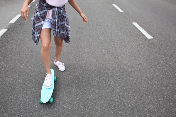 Hipster Menina Andar Skate Livre — Fotografia de Stock