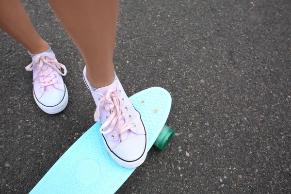 Hipster Menina Andar Skate Livre — Fotografia de Stock