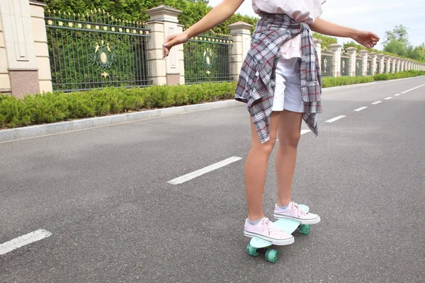 Hipster Chica Montando Monopatín Aire Libre —  Fotos de Stock