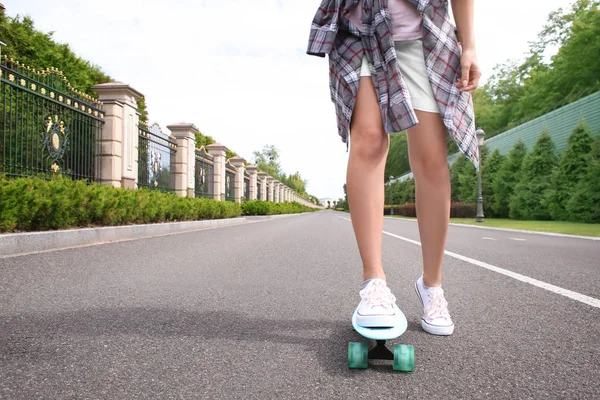 流行に敏感な女の子乗って屋外スケート ボード — ストック写真