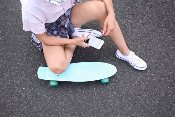 Hipster Flicka Med Skateboard Och Mobiltelefon Utomhus — Stockfoto