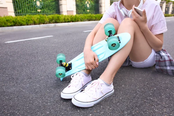 屋外のスケート ボードと内気な少女 — ストック写真