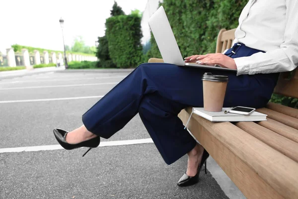 Mujer Joven Con Portátil Descansando Banco Aire Libre — Foto de Stock