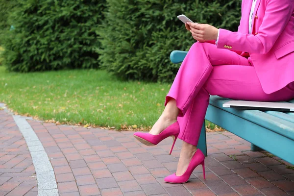 Young Woman Mobile Phone Resting Bench Outdoors — Stock Photo, Image