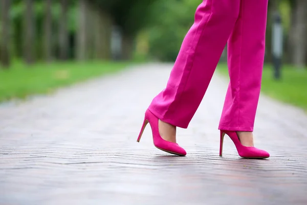 Jovem Mulher Elegantes Sapatos Salto Alto Andando Livre — Fotografia de Stock