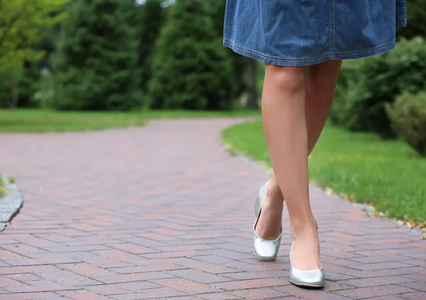 Jovem Mulher Sapatos Elegantes Andando Livre — Fotografia de Stock