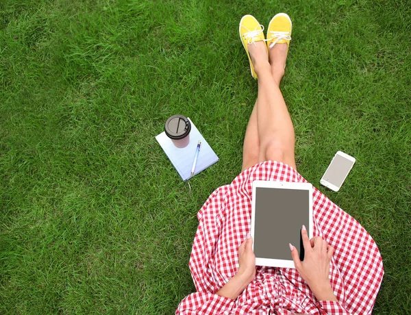 Jeune Femme Avec Tablette Reposant Sur Herbe Verte Dans Parc — Photo