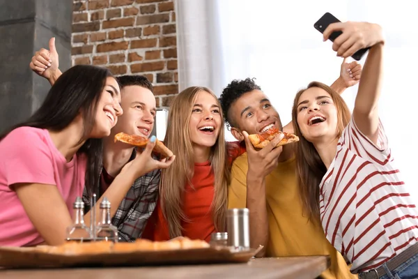 Νέοι Άνθρωποι Λήψη Selfie Πάρτι Νόστιμα Πίτσα Εσωτερικούς Χώρους — Φωτογραφία Αρχείου