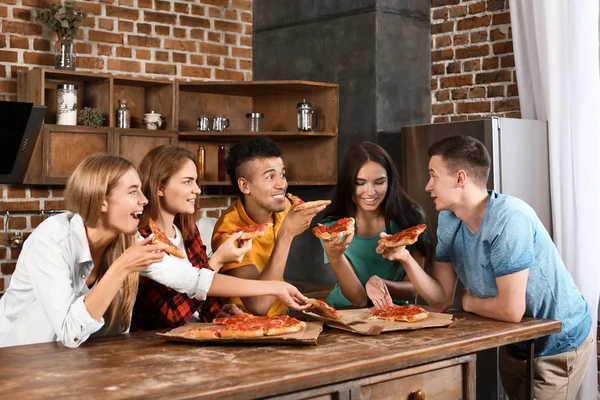 Jovens Divertindo Festa Com Deliciosa Pizza Dentro Casa — Fotografia de Stock