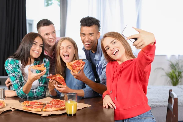 Les Jeunes Prennent Selfie Fête Avec Délicieuses Pizzas Intérieur — Photo