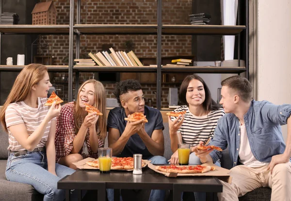 Молодые Люди Веселятся Вечеринке Вкусной Пиццей Помещении — стоковое фото
