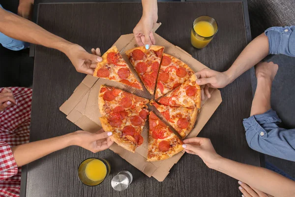 Jugendliche Holen Leckere Pizza Aus Pappschachtel Auf Den Tisch — Stockfoto