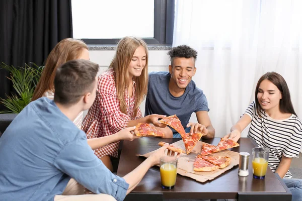 Les Jeunes Amusent Fête Avec Délicieuses Pizzas Intérieur — Photo