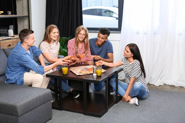 Mladí Lidé Které Baví Party Lahodnou Pizzu Doma — Stock fotografie