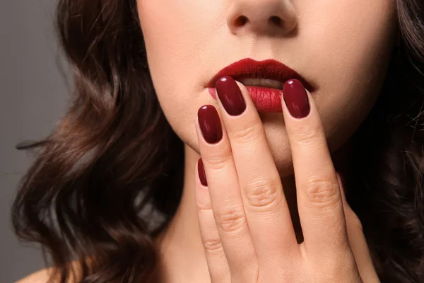 Mulher Bonita Com Manicure Profissional Close — Fotografia de Stock
