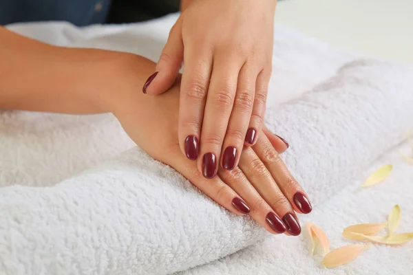 Młoda Kobieta Uzyskaniu Profesjonalnego Manicure Salonie Piękności — Zdjęcie stockowe