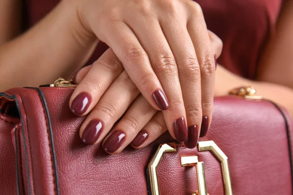 Güzel genç kadın ile profesyonel manikür çanta, closeup tutan eller