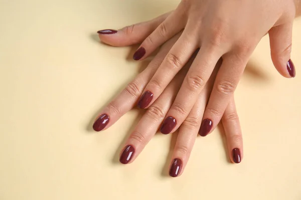 Mãos Mulher Com Manicure Vermelho Escuro Elegante Fundo Cor — Fotografia de Stock