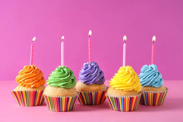 Läckra Birthday Cupcakes Med Brinnande Ljus Färgbakgrund — Stockfoto