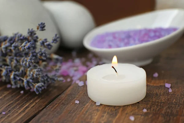 Schöner Lavendel Und Brennende Kerze Auf Holztisch — Stockfoto