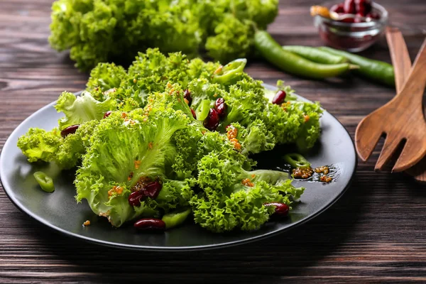 木桌上有健康蔬菜沙拉的盘子 — 图库照片